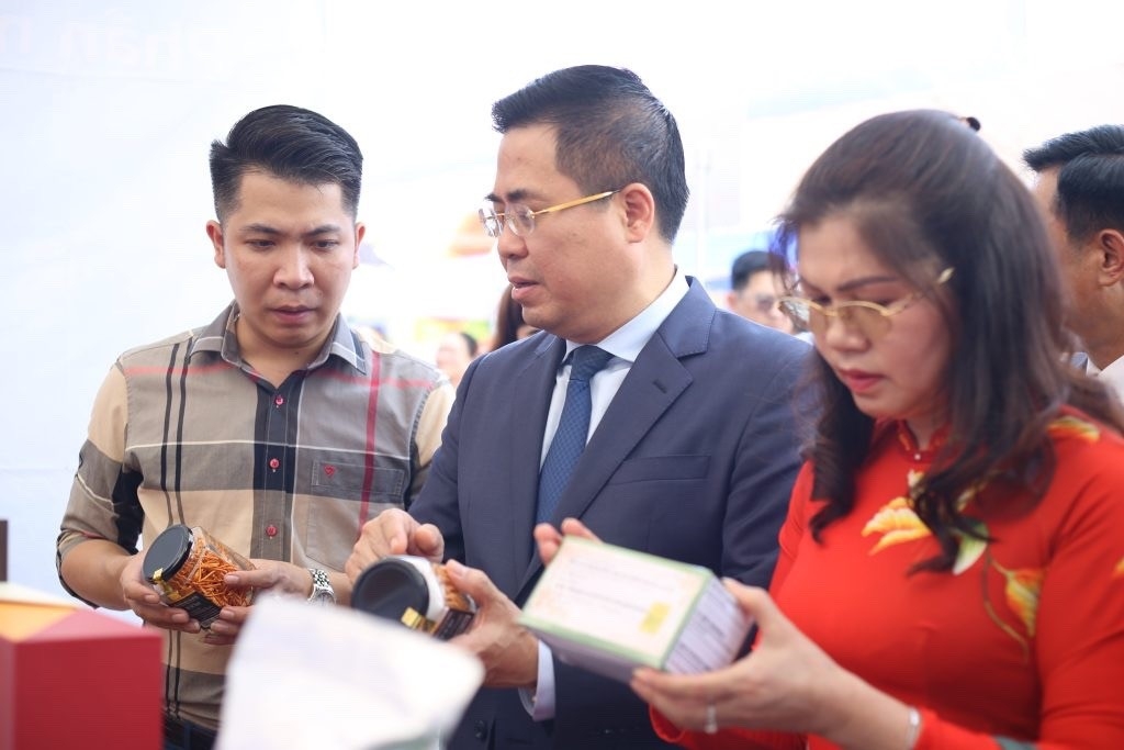 Thứ trưởng Bộ Khoa học và Công nghệ Nguyễn Hoàng Giang trao đổi về sản phẩm Đông trùng Hạ thảo CordyHappy ký chủ nhộng tằm.