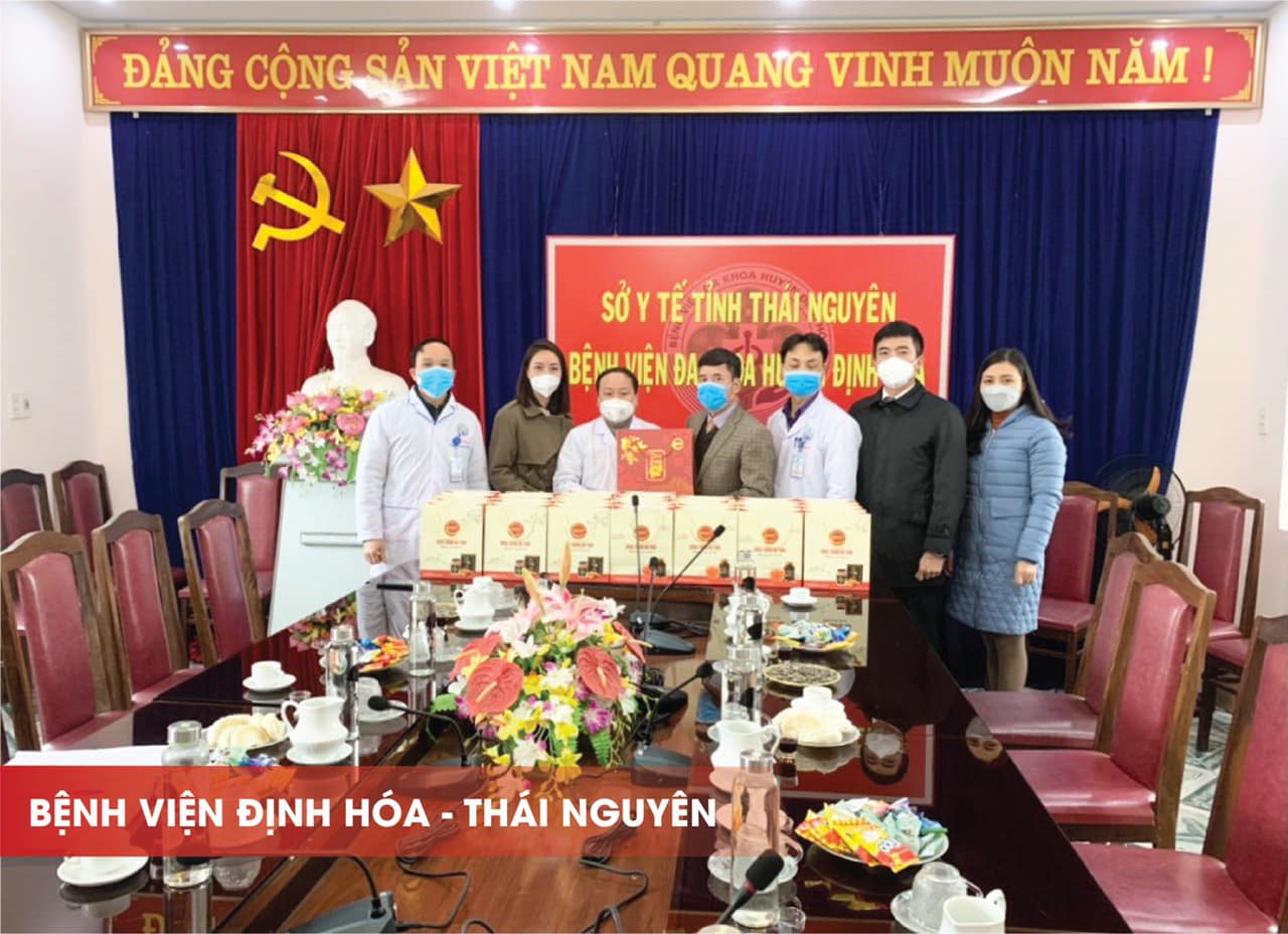 Lãnh đạo Nhà trường tặng quà cho y bác sỹ bệnh viện huyện Định Hóa