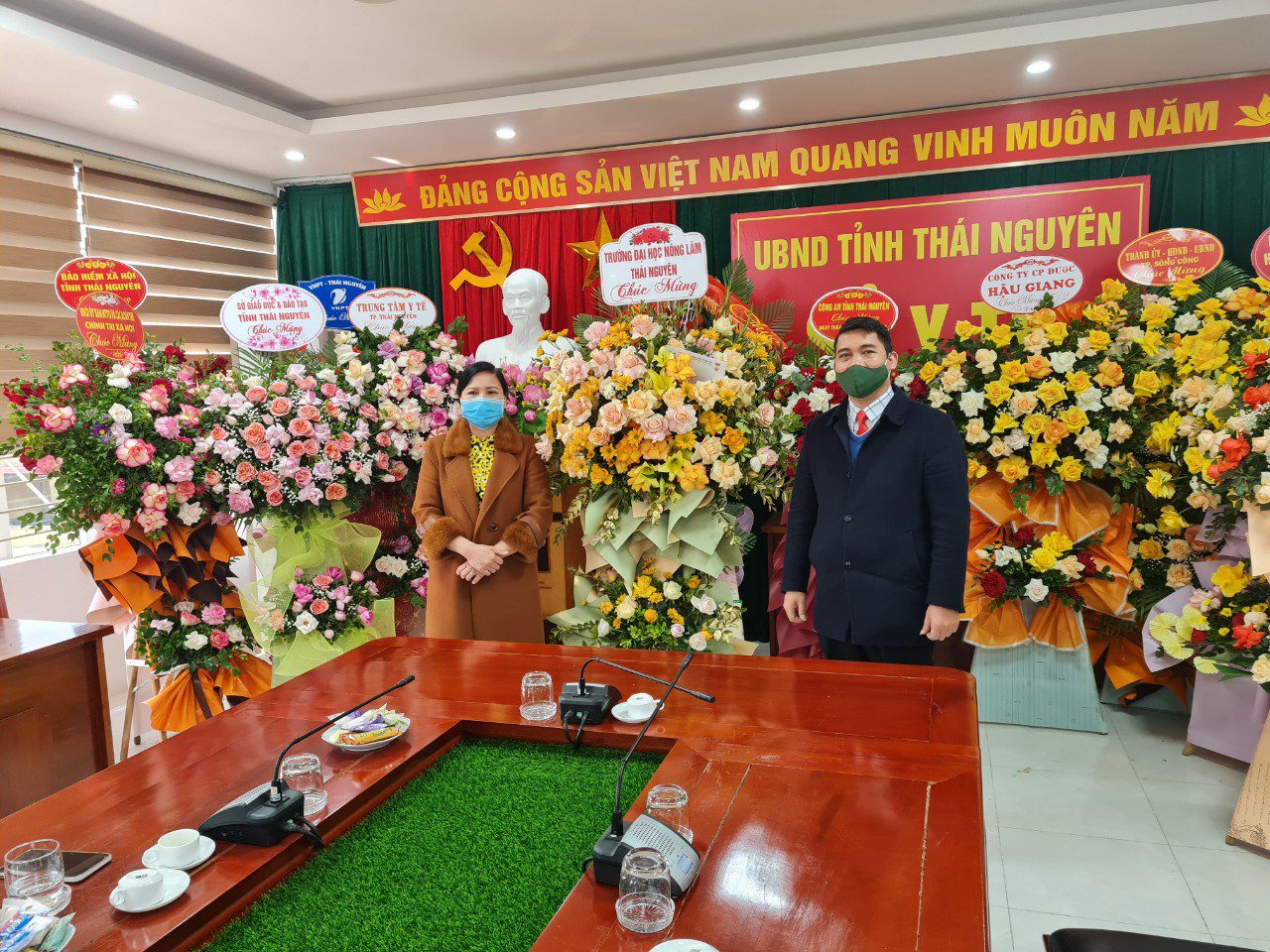TS. Nguyễn Chí Hiểu - Phó hiệu trưởng Nhà trường tặng hoa chúc mừng Sở Y tế Thái Nguyên