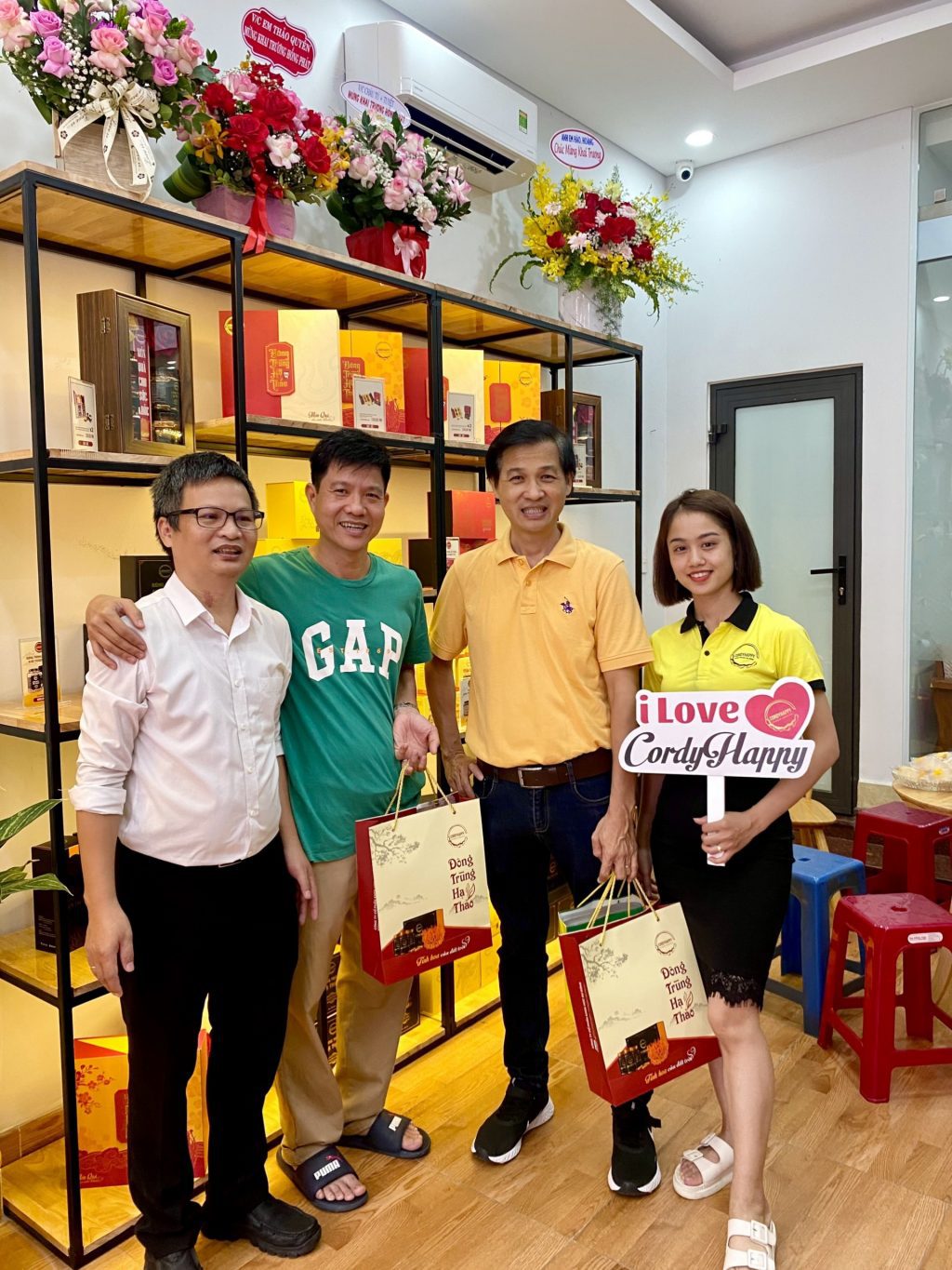 Cán bộ , nhân viên ngân hàng BIDV chi nhánh TP Đà Nẵng tham quan, mua sắm tại showroom Vạn Hợp Long