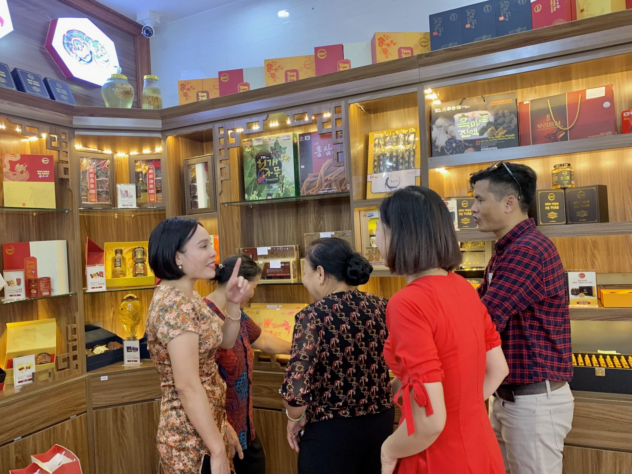 Đối tác, khách hàng tham quan và mua sắm tại showroom Liên Nguyễn.