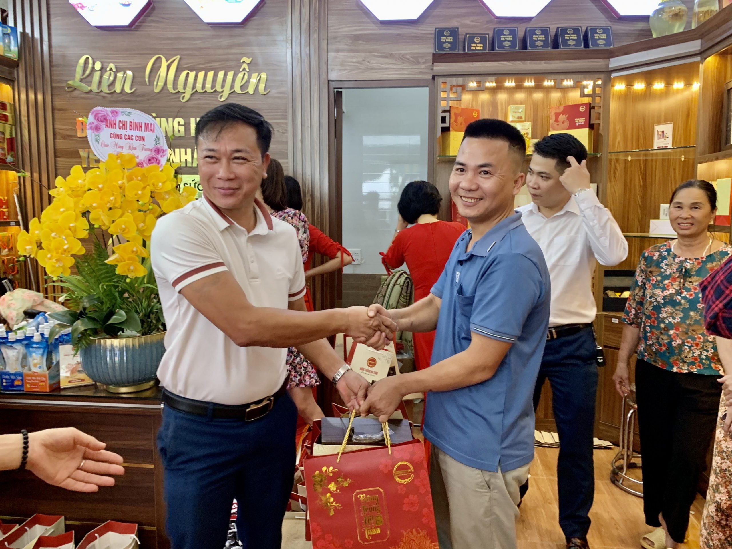 Đối tác, khách hàng tham quan và mua sắm tại showroom Liên Nguyễn.
