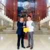 PGS.TS Nguyễn Hưng Quang, Hiệu trưởng Trường Đại học Nông Lâm Thái Nguyên đại diện nhận quà từ Giám đốc Cty CP Khoa học Sự sống