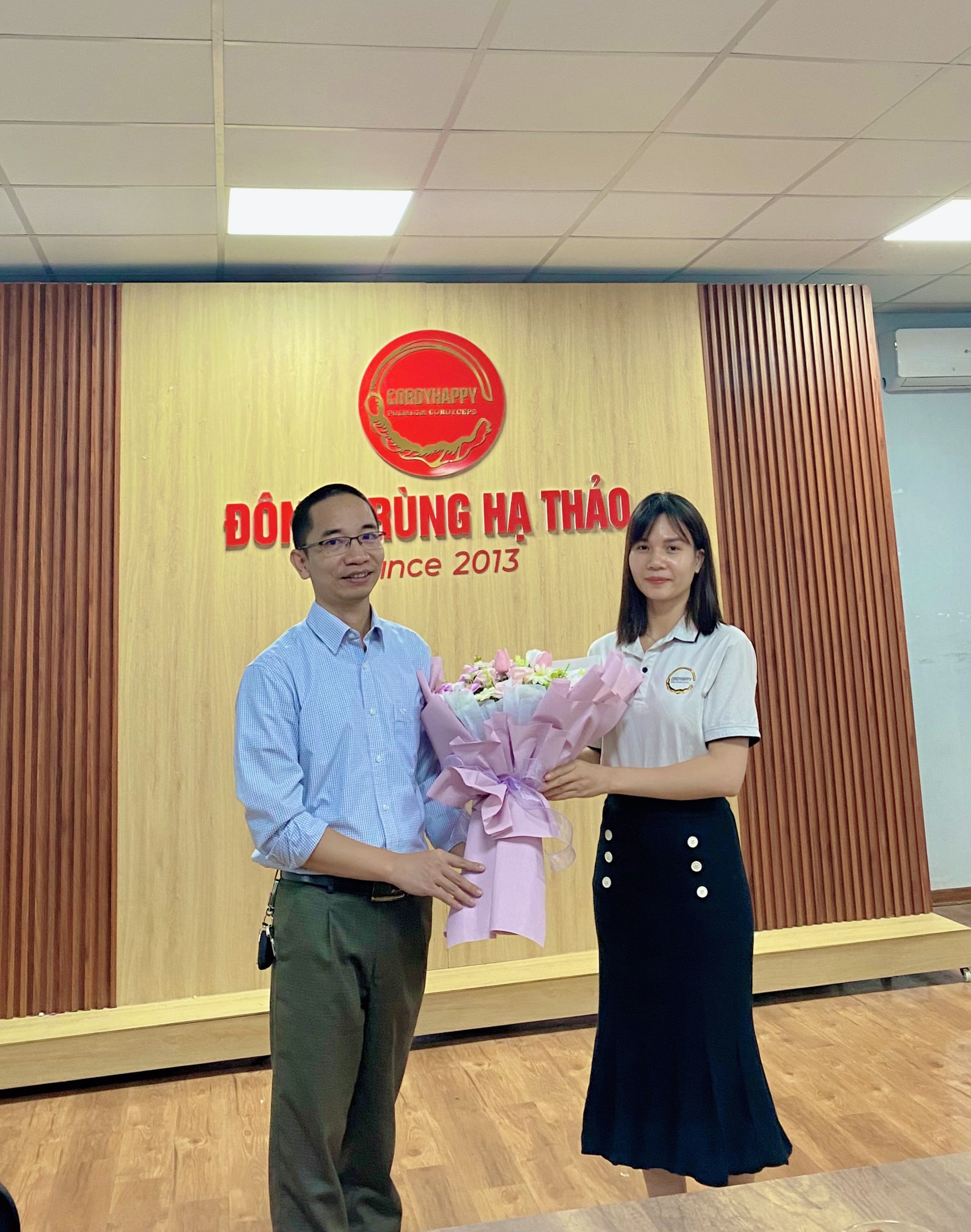Tập thể Công ty cổ phần Khoa học Sự sống chúc mừng Tân cử nhân Nguyễn Thị Thúy!